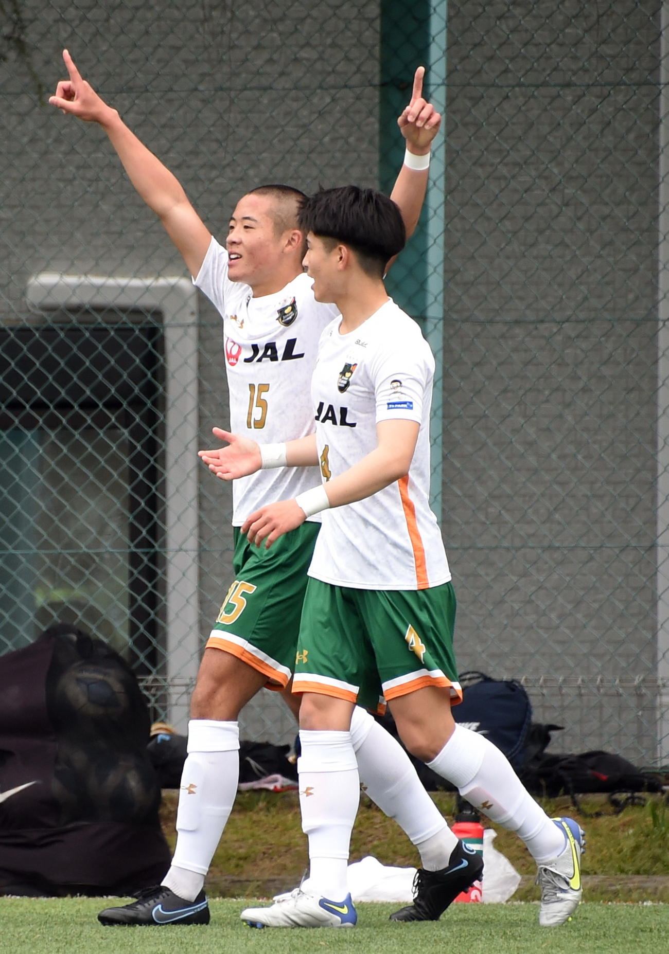 市船橋対青森山田　前半、先制点を決めた青森山田DF小林（左）（撮影・山田愛斗）