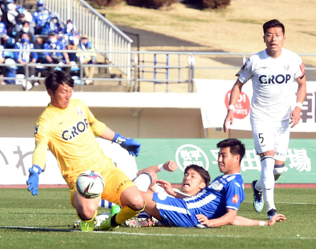 山形対岡山　後半、ゴール前で競り合う山形MF加藤ら（撮影・相沢孔志）