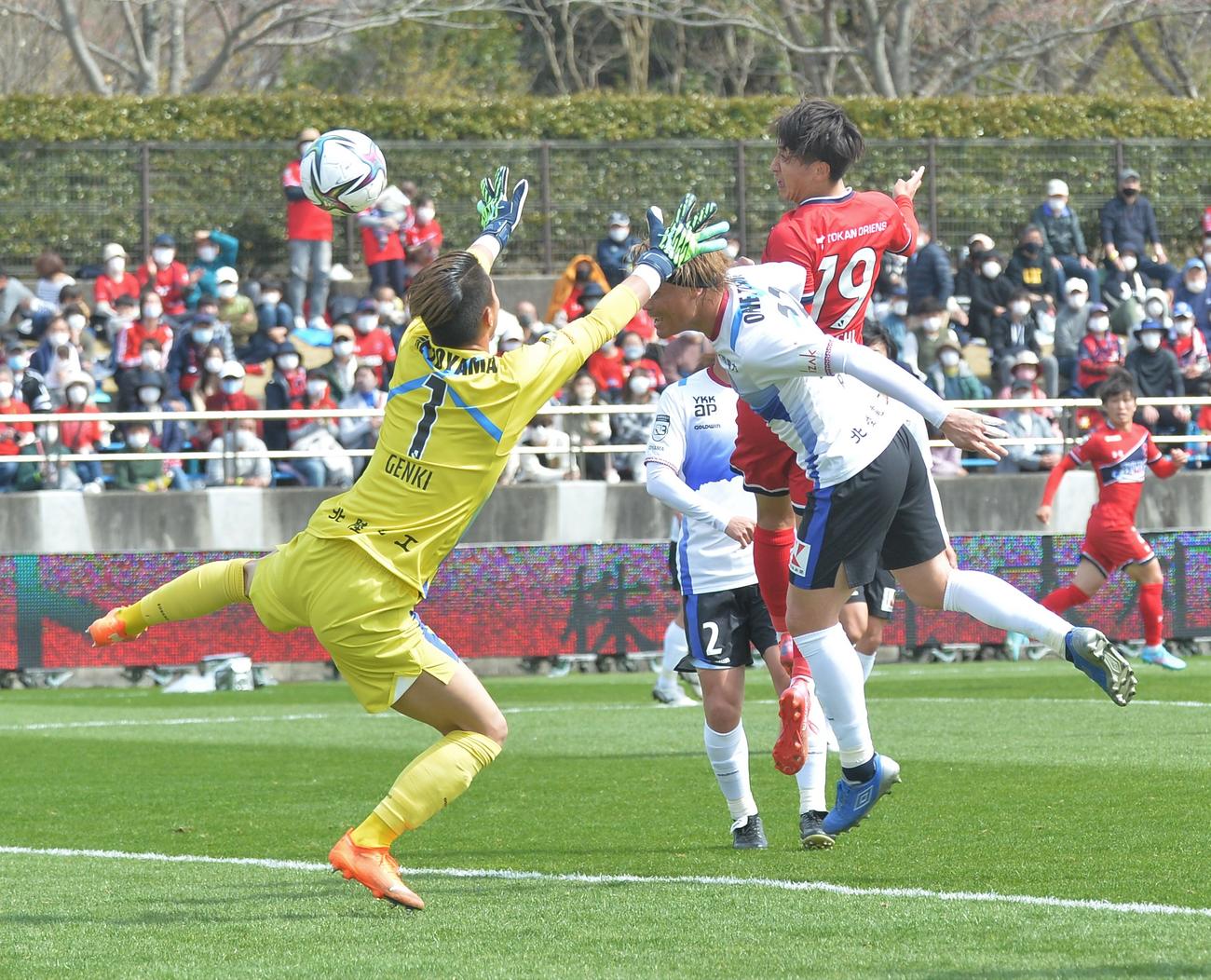 前半20分、先制ゴールを決めるいわきFCFW岩渕（右）（撮影・佐藤究）