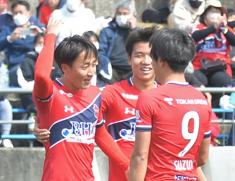 先制ゴールを決め、笑顔を見せるいわきFCFW岩渕（左）（撮影・佐藤究）