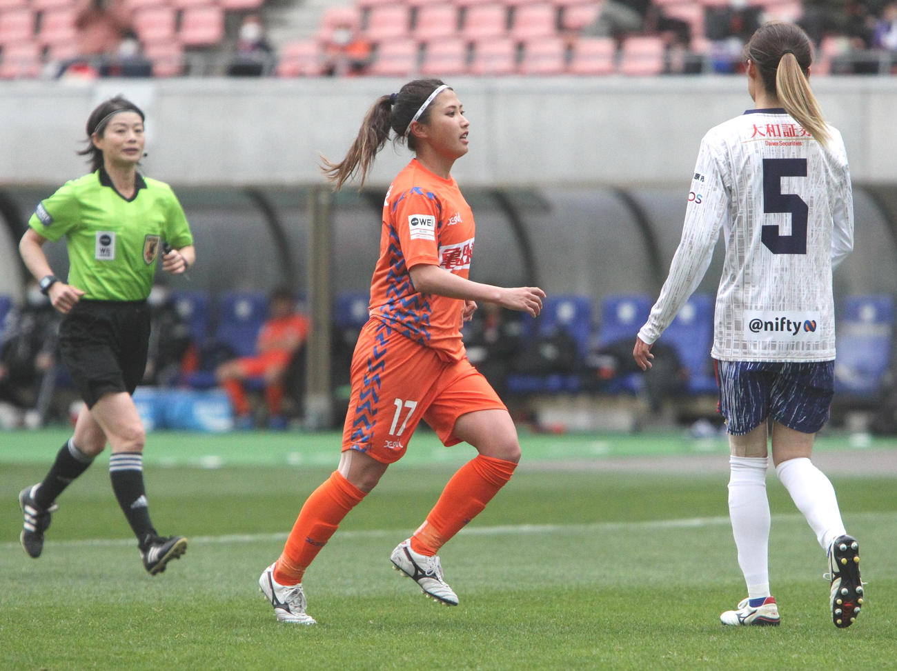 後半30分、反撃のゴールを決めた滝川（中央）