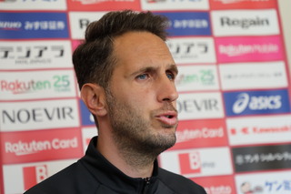 オンライン取材に応じる神戸リュイス監督（C）VISSEL KOBE