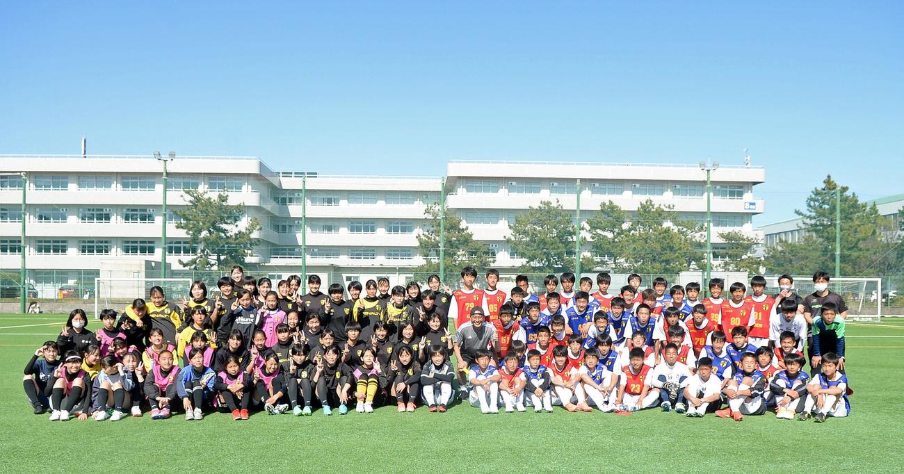 サッカー教室後に記念撮影する東海大静岡翔洋の選手ら