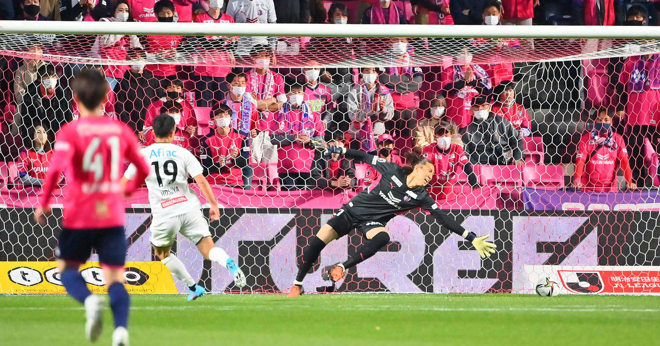 C大阪対柏　前半、先制のゴールを決める柏細谷（撮影・和賀正仁）