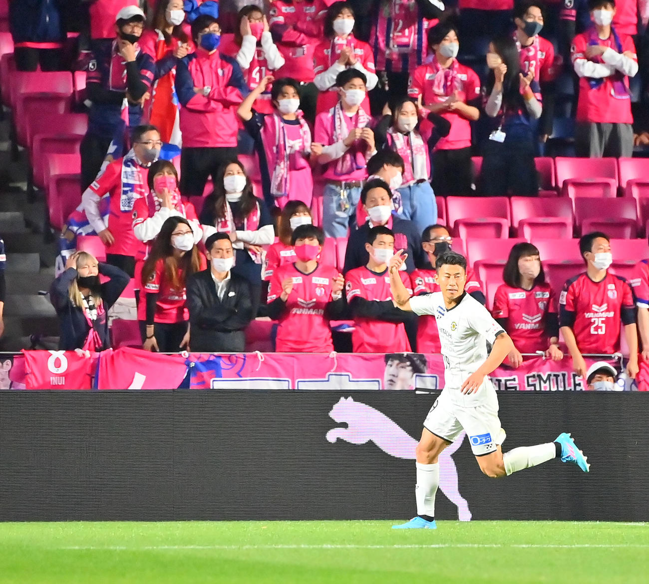 C大阪対柏　前半、先制のゴールを決め、駆け出す柏細谷（撮影・和賀正仁）