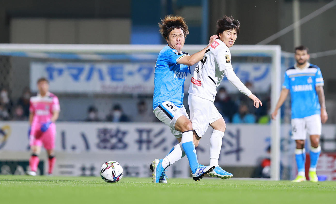 磐田対川崎F　後半、競り合う磐田遠藤（左）と川崎F脇坂（撮影・垰建太）