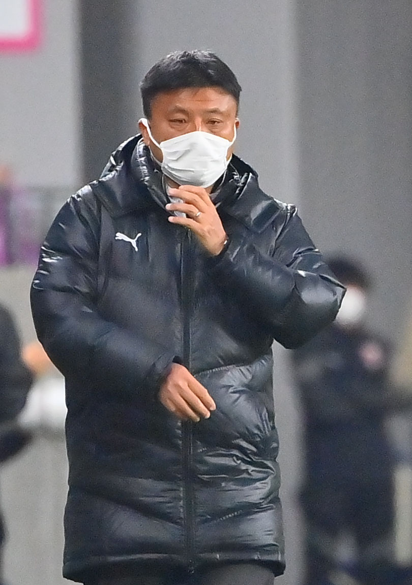 京都対G大阪　後半に同点に追いつかれた京都曹貴裁監督（撮影・和賀正仁）