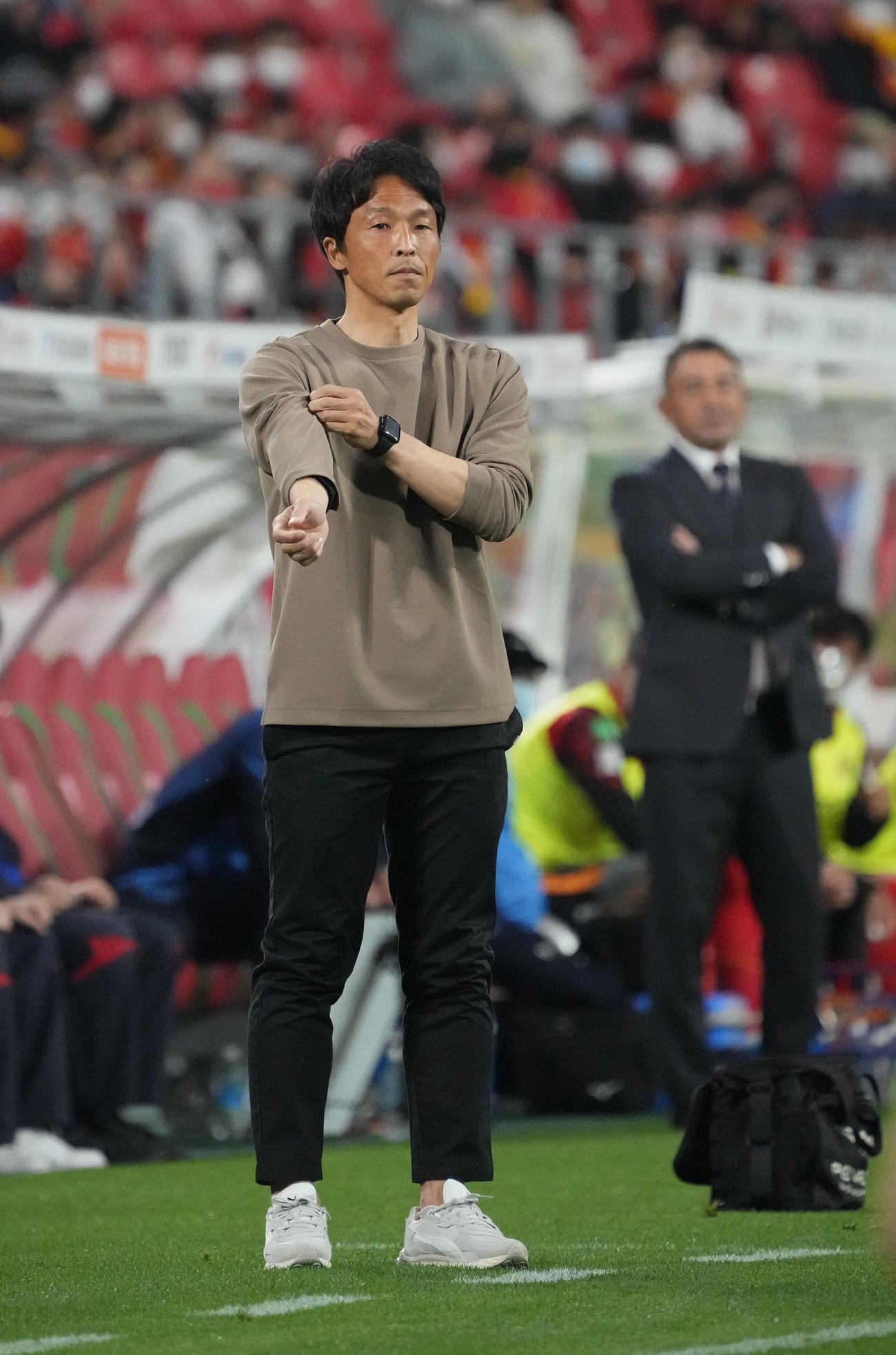 名古屋対湘南　前半、試合を見つめる湘南山口監督（撮影・森本幸一）