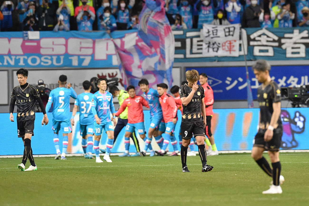 鳥栖対札幌　後半、鳥栖・垣田（後方中央）にこの試合2本目のゴールを決められ、厳しい表情を見せる札幌イレブン（撮影・岩下翔太）