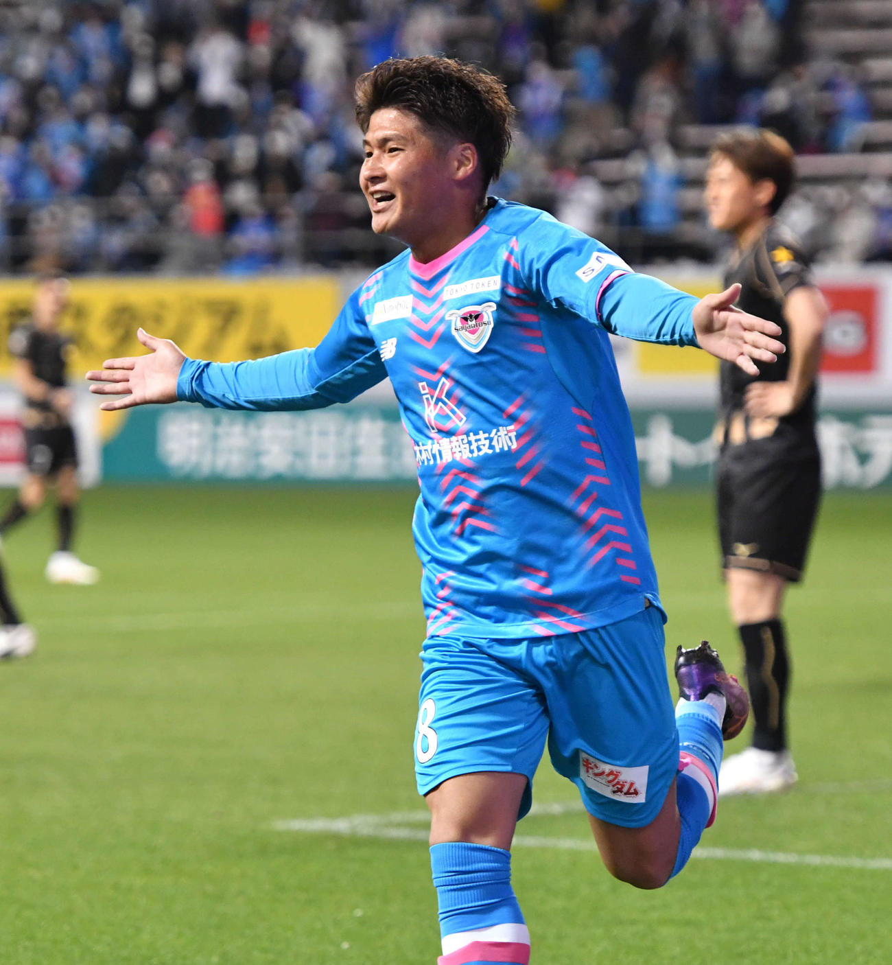 鳥栖対札幌　前半、先制ゴールを決め、両手を広げて駆けだす鳥栖本田（撮影・岩下翔太）