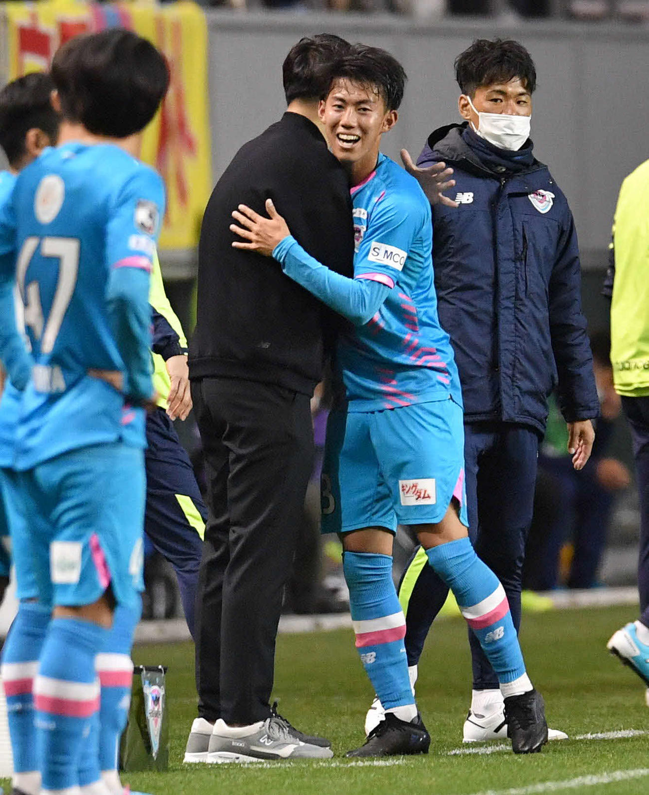 鳥栖対札幌　後半、ゴールを決めた鳥栖中野（右から2人目）は、川井監督と笑顔で抱き合う（撮影・岩下翔太）
