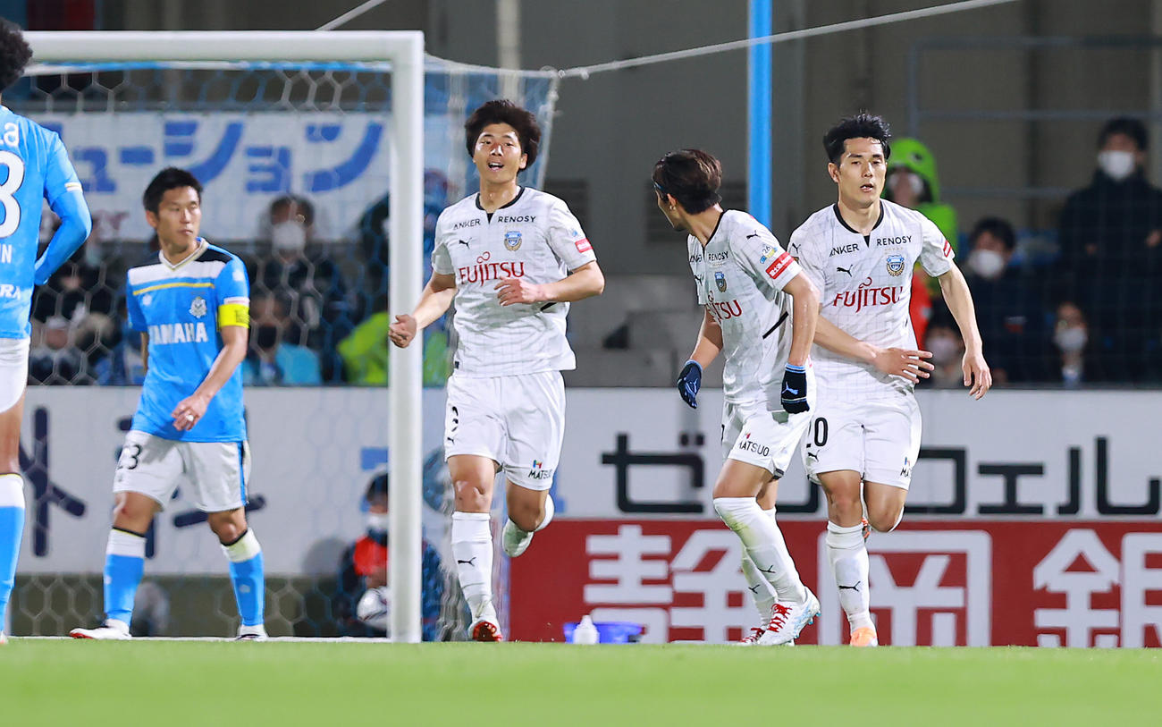 磐田対川崎F　後半終了間際、同点ゴールを決めた川崎F知念（右）は再開を急ぐ（撮影・垰建太）