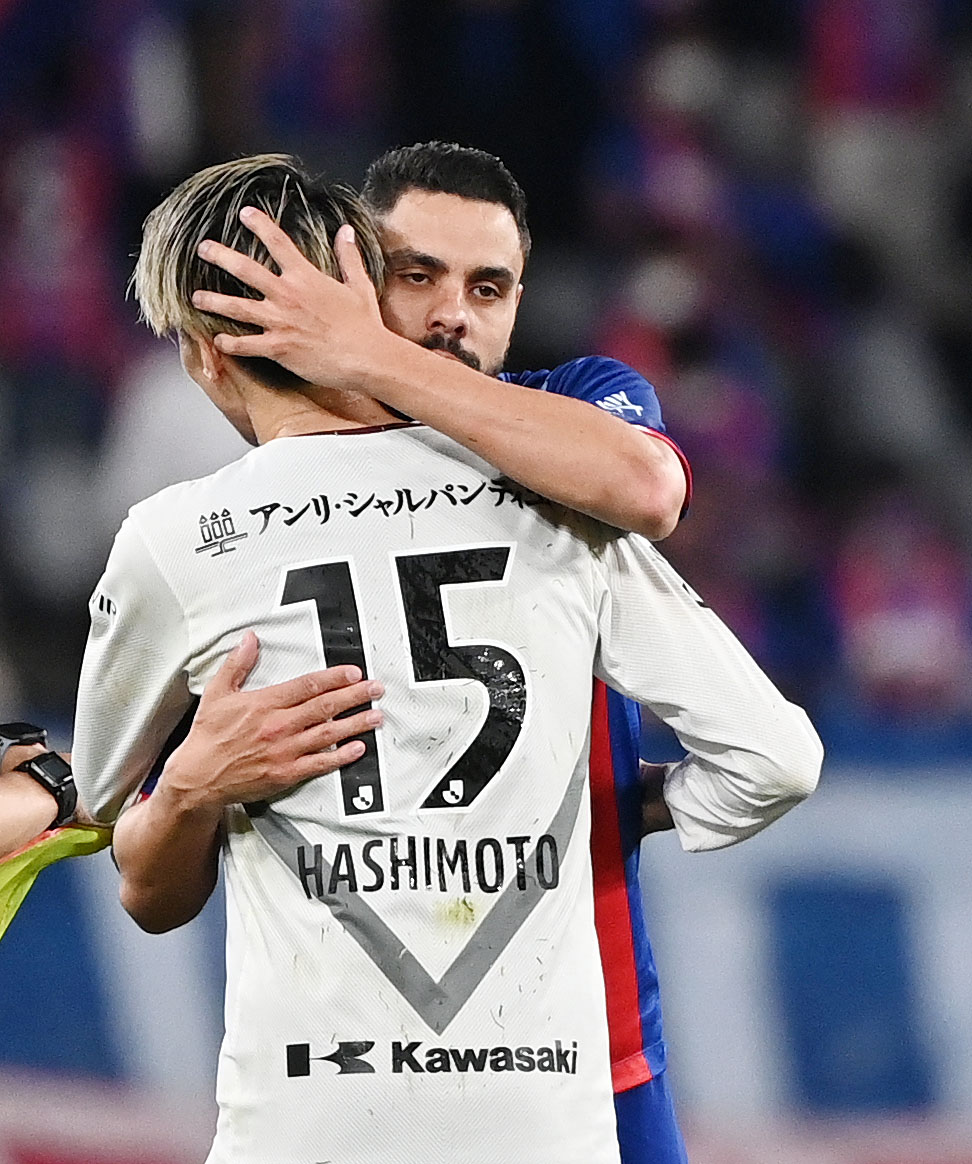 東京対神戸　試合を終え、抱き合う神戸橋本（手前）と東京ディエゴ（撮影・横山健太）