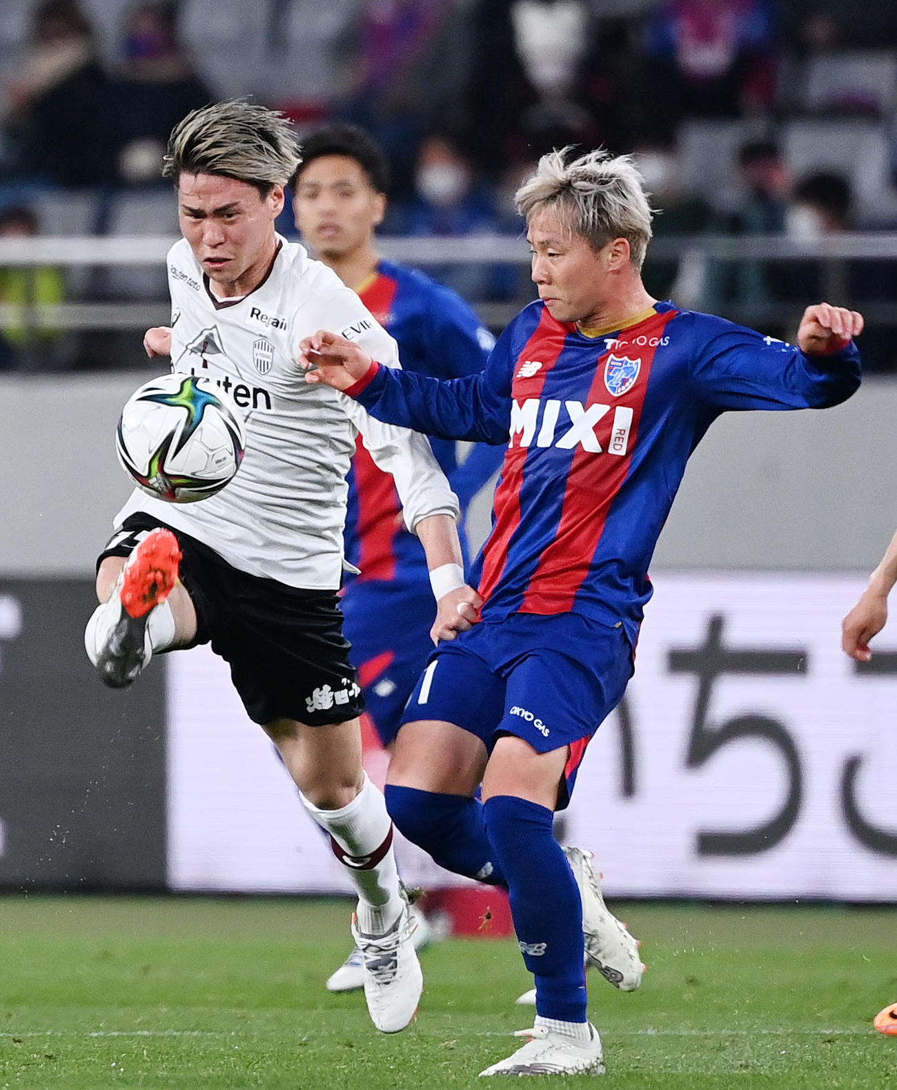東京対神戸　後半、競り合う神戸橋本（左）と東京安部（撮影・横山健太）