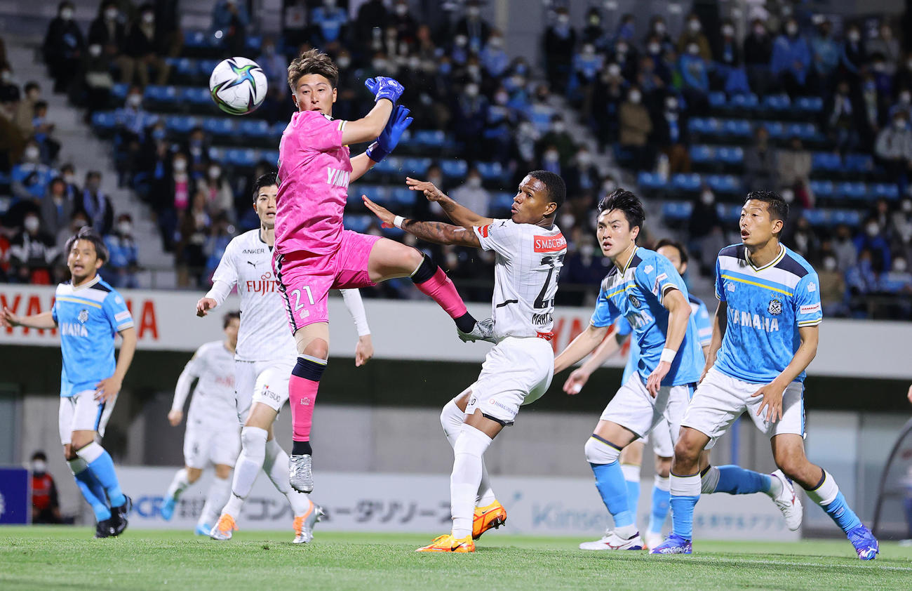 磐田対川崎F　前半、ゴール前で競り合う磐田GK三浦（中央左）と川崎Fマルシーニョ（同右）（撮影・垰建太）