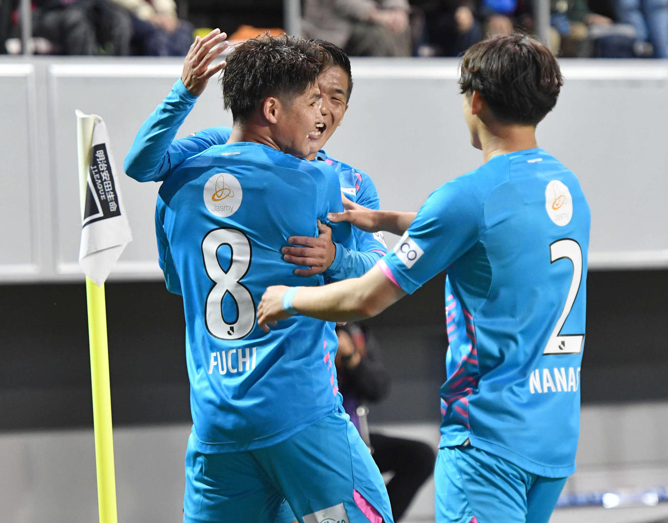 鳥栖対札幌　前半、先制ゴールを決めた本田（背番号8）は、鳥栖イレブンから祝福される（撮影・岩下翔太）