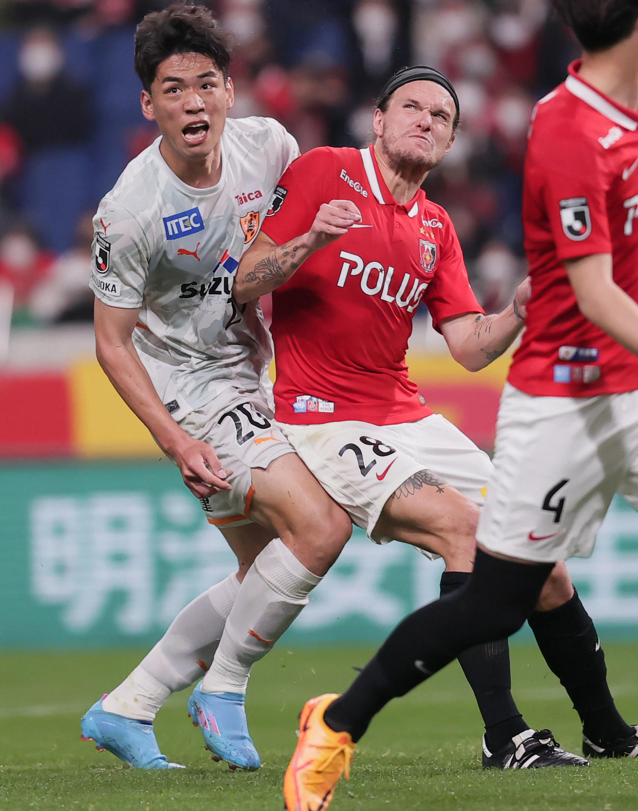 浦和対清水　後半、競り合う清水オ・セフン（左）と浦和ショルツ（撮影・野上伸悟）