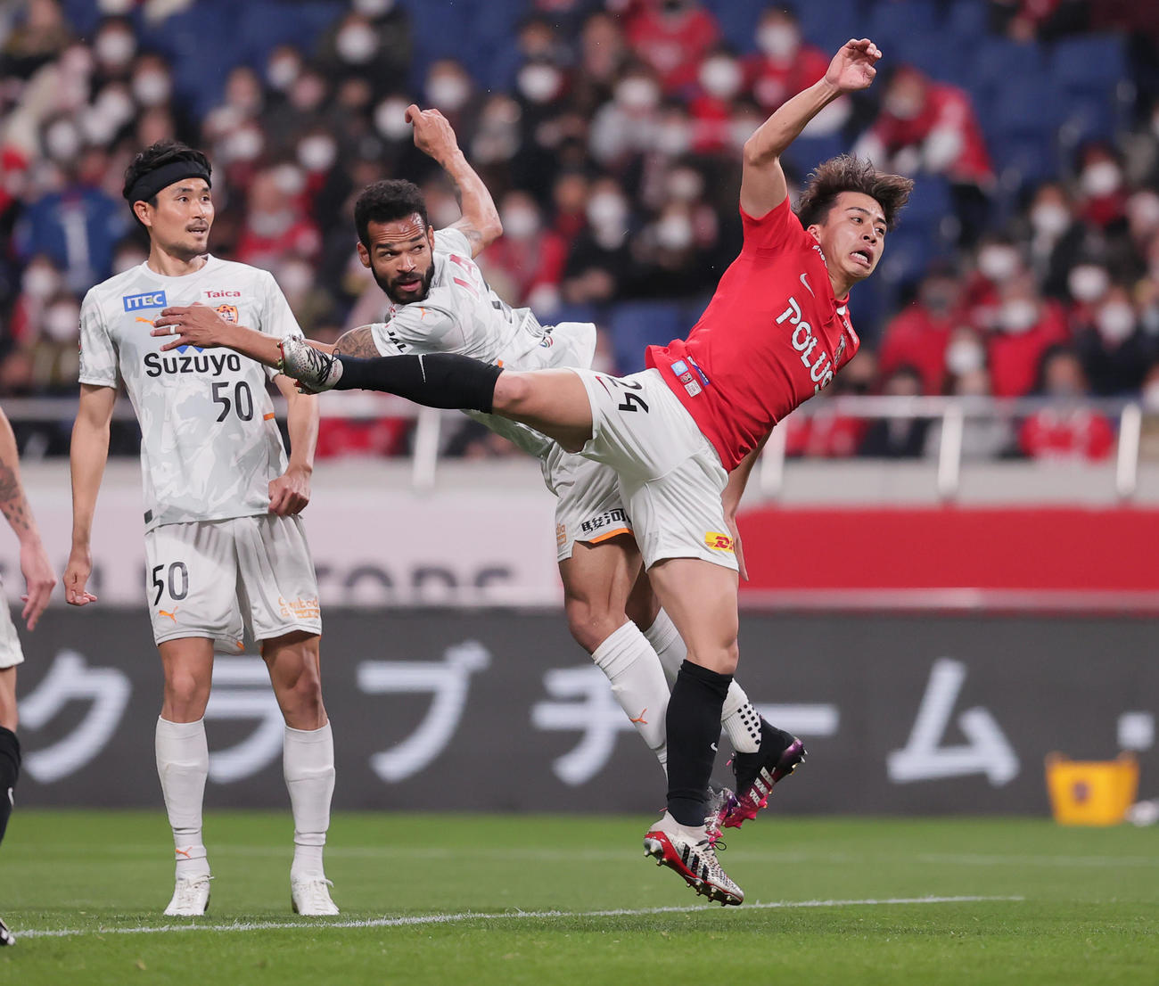 浦和対清水　後半、浦和宮本（右）と競り合いゴールを決める清水ヴァウド（撮影・野上伸悟）