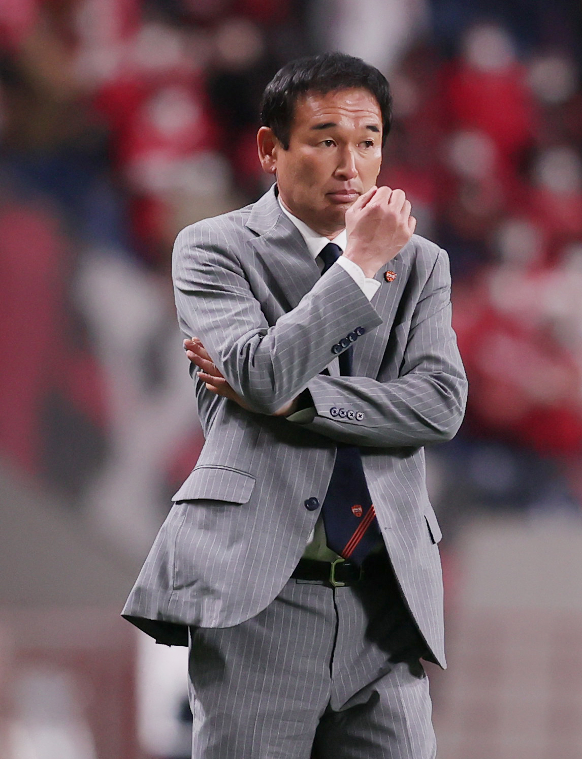 浦和対清水　試合を見つめる清水平岡監督（撮影・野上伸悟）