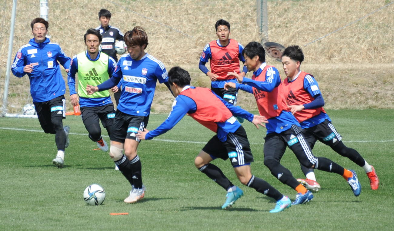 相手3人に囲まれながらもボールをキープする鈴木（左から3人目）