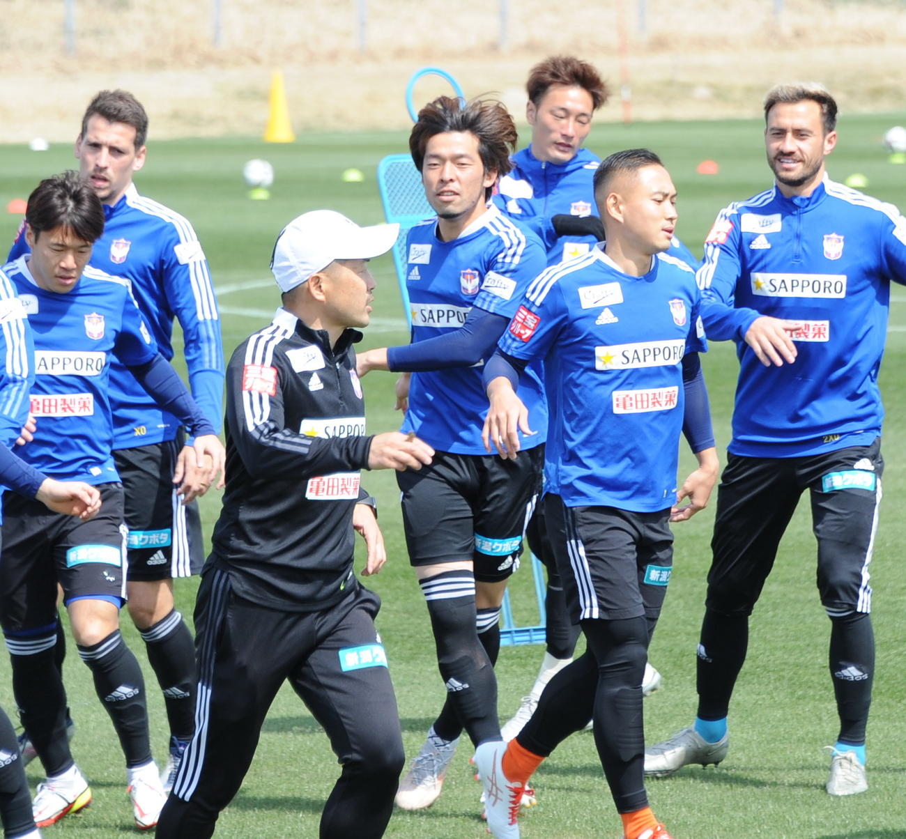 リラックスした表情でウオーミングアップに参加する鈴木（中央）