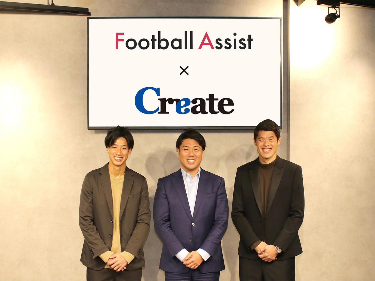 左から磐田FW大津祐樹、株式会社クリエイト代表取締役社長の井崎貴之氏、浦和DF酒井宏樹（株式会社クリエイト提供）