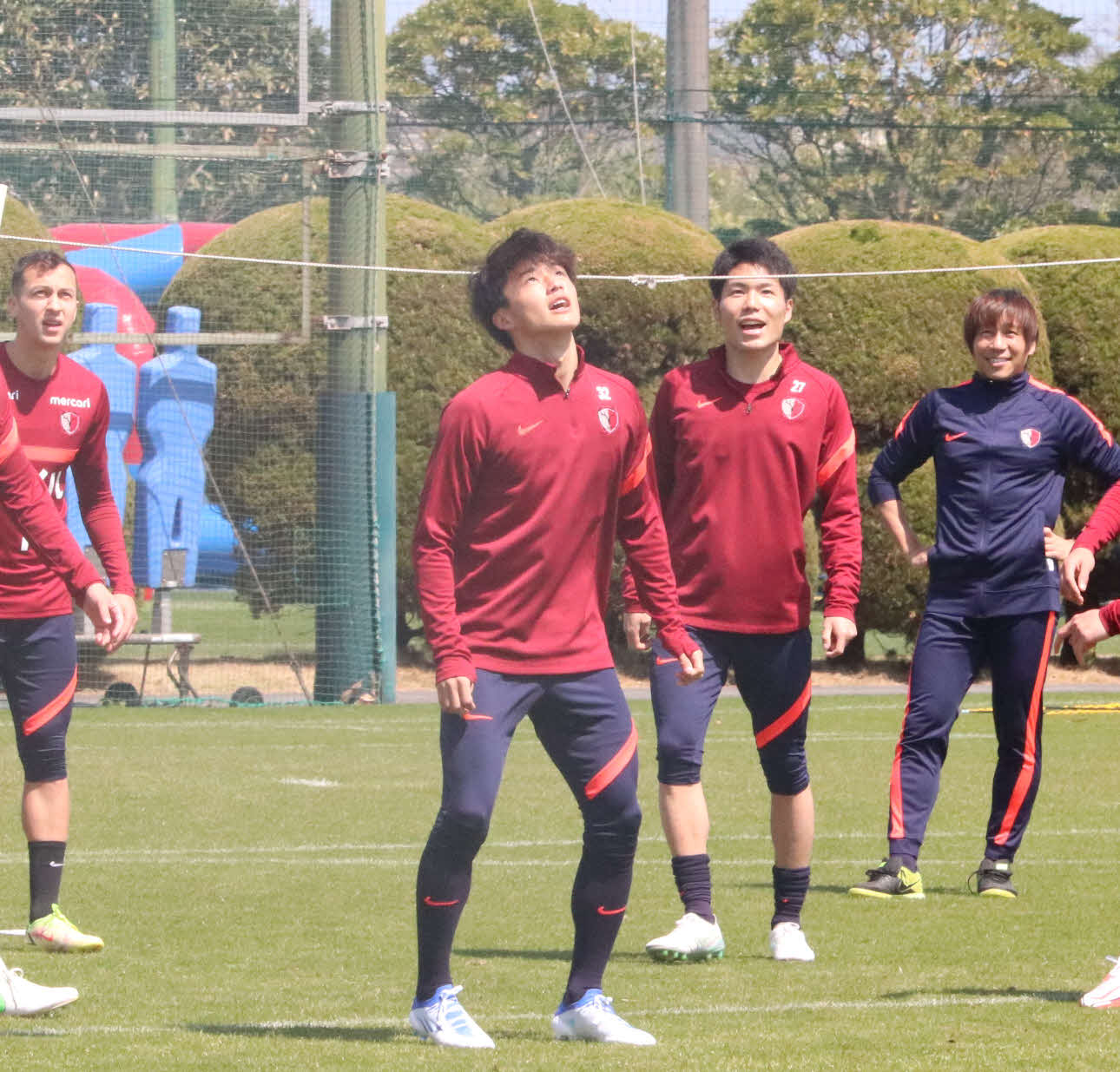 リラックスゲームで体を動かす鹿島DF常本（中央）