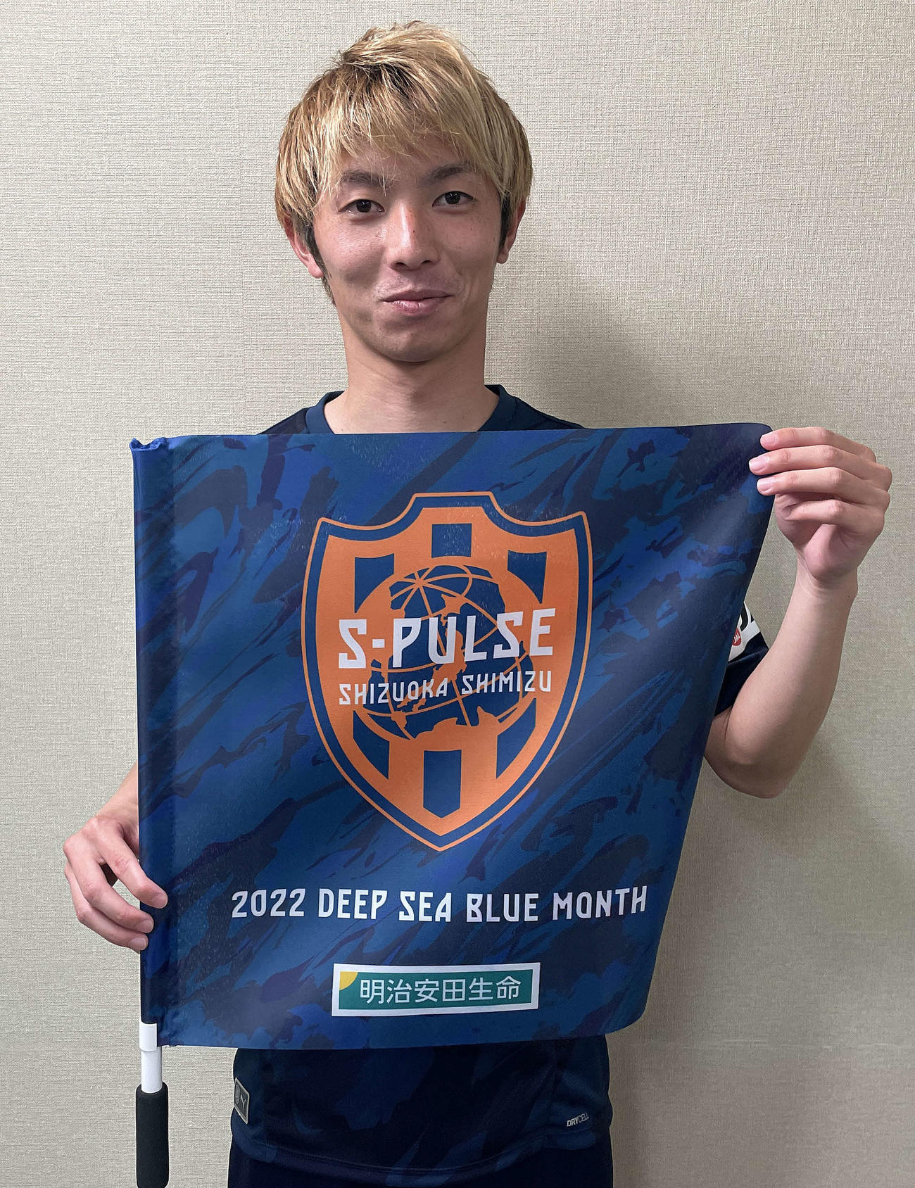 清水高橋が、先着1万5000人に配られるフラッグをPR（C）S－PULSE