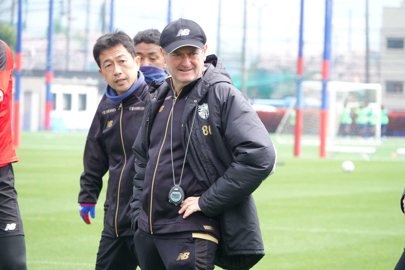 10日の浦和戦に向け、練習を見つめるFC東京アルベル監督（FC東京提供）