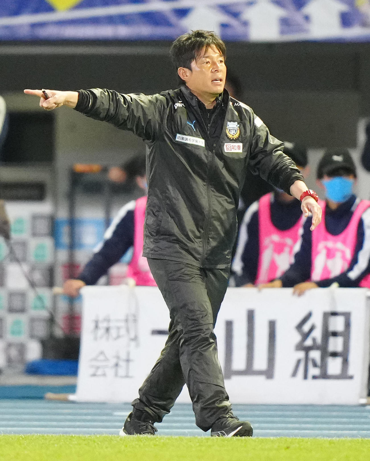 川崎F対柏　前半、指示を出す川崎F鬼木監督（撮影・江口和貴）