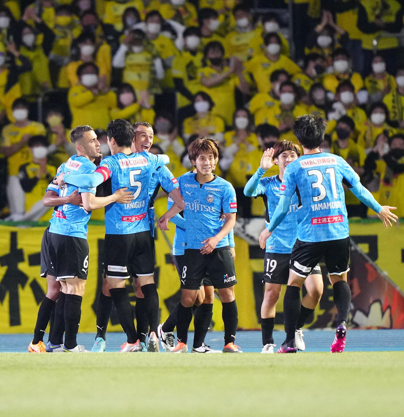 川崎F対柏　前半、先制ゴールを決めチームメートと喜ぶ川崎Fダミアン（左から4人目）（撮影・江口和貴）