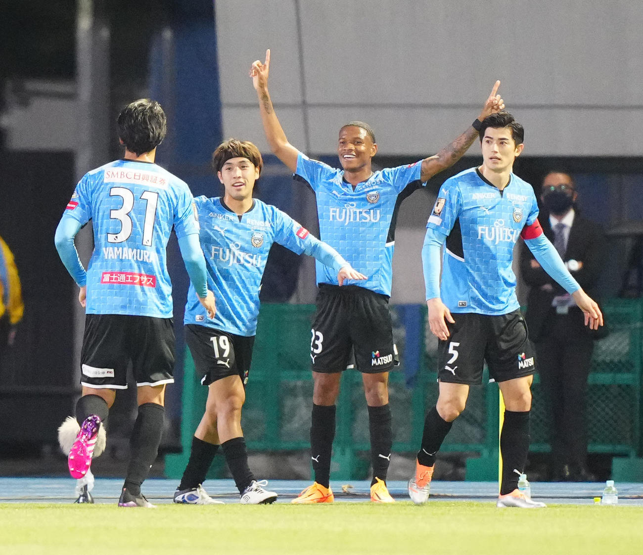 川崎F対柏　前半、先制ゴールを決めたと思い、喜ぶ川崎Fマルシーニョ（左から3人目）（撮影・江口和貴）