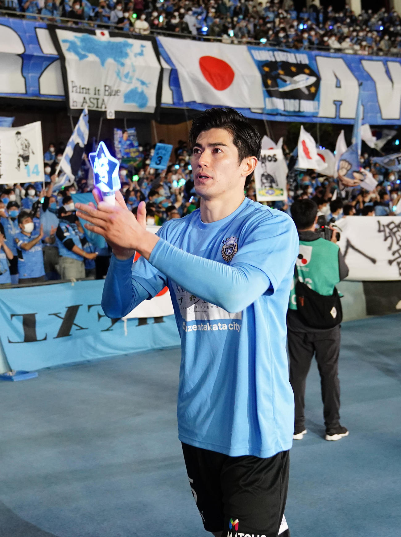 川崎F対柏　試合後、場内1周する川崎F谷口（撮影・江口和貴）