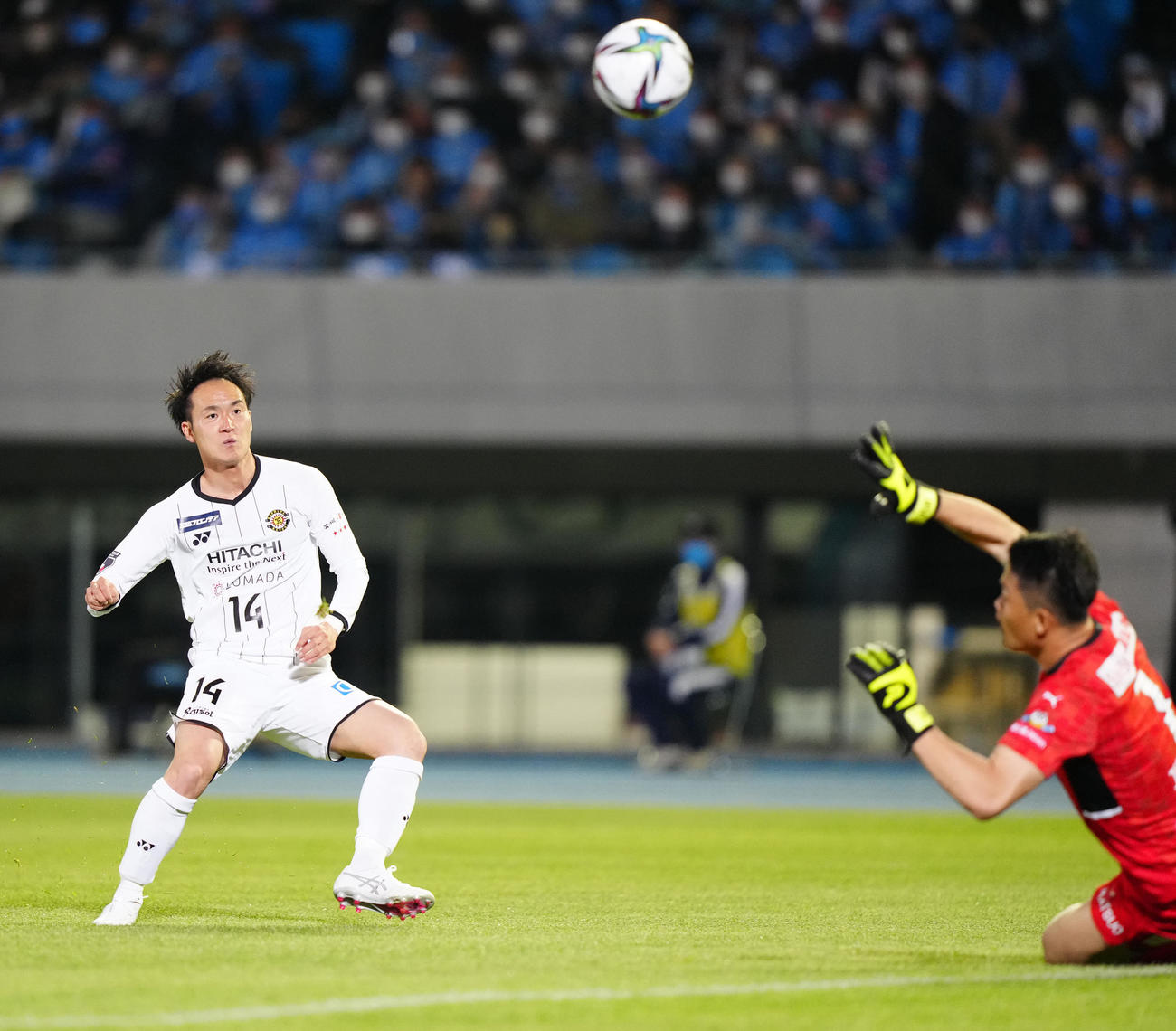川崎F対柏　前半、シュートを放つ柏小屋松（左）（撮影・江口和貴）
