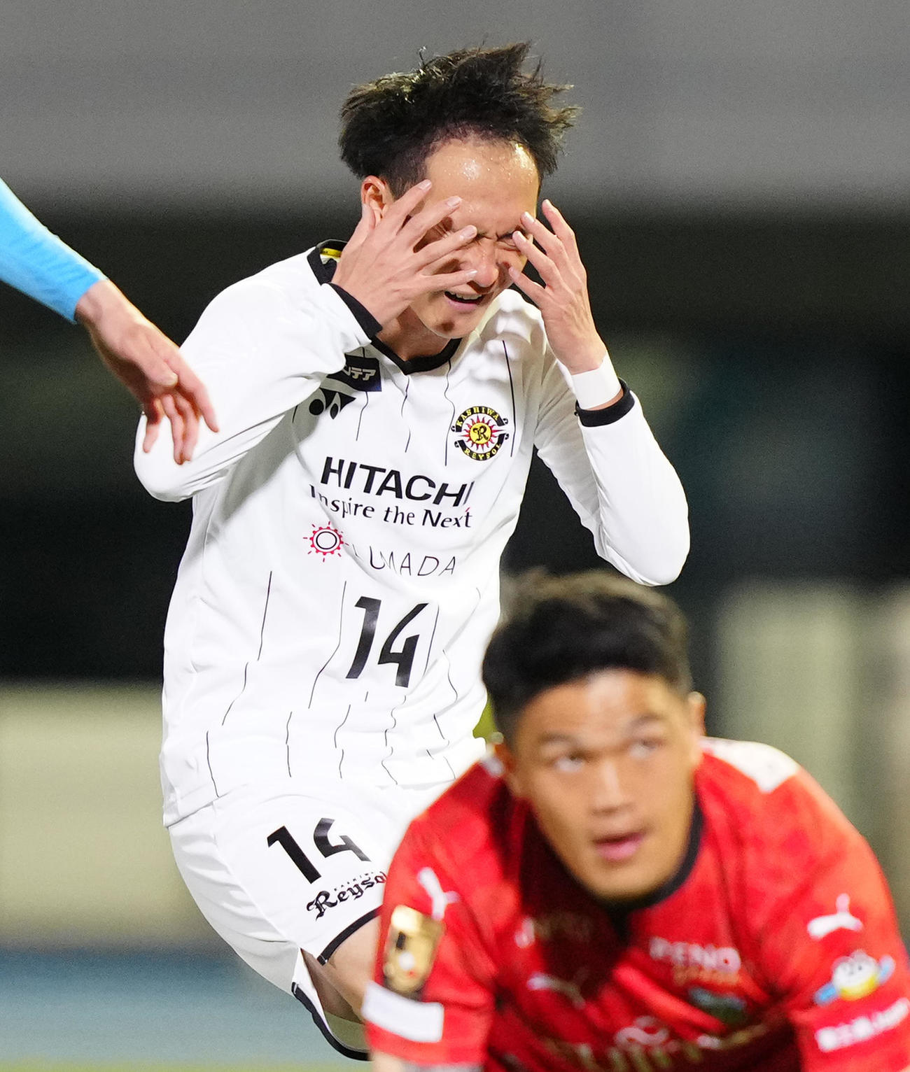 川崎F対柏　前半、シュートを決めきれず悔しい表情の柏小屋松。手前は川崎F・GKチョン・ソンリョン（撮影・江口和貴）