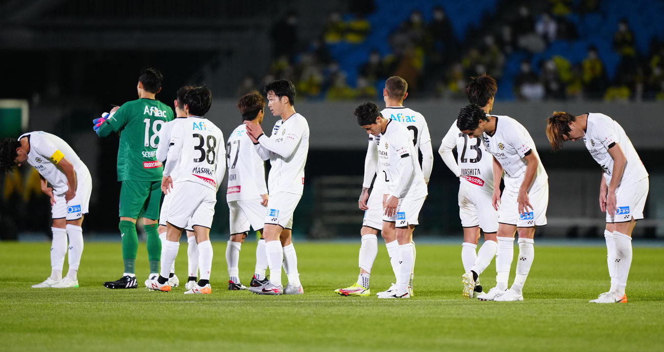 川崎F対柏　川崎Fに敗れ、厳しい表情で整列する柏の選手たち（撮影・江口和貴）