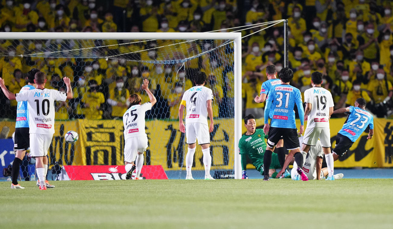 川崎F対柏　前半、川崎Fマルシーニョ（右端）の放ったシュートで先制点と思われたが、VARでノーゴールとなる（撮影・江口和貴）