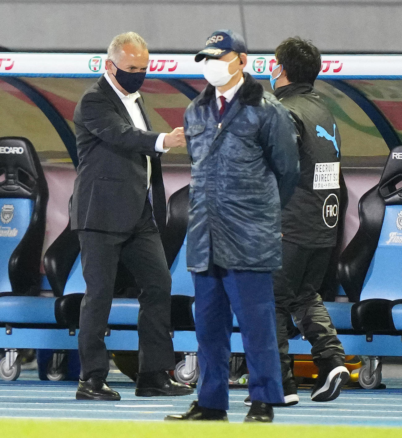 川崎F対柏　試合後、川崎F鬼木監督（右）とあいさつを交わす柏ネルシーニョ監督（撮影・江口和貴）