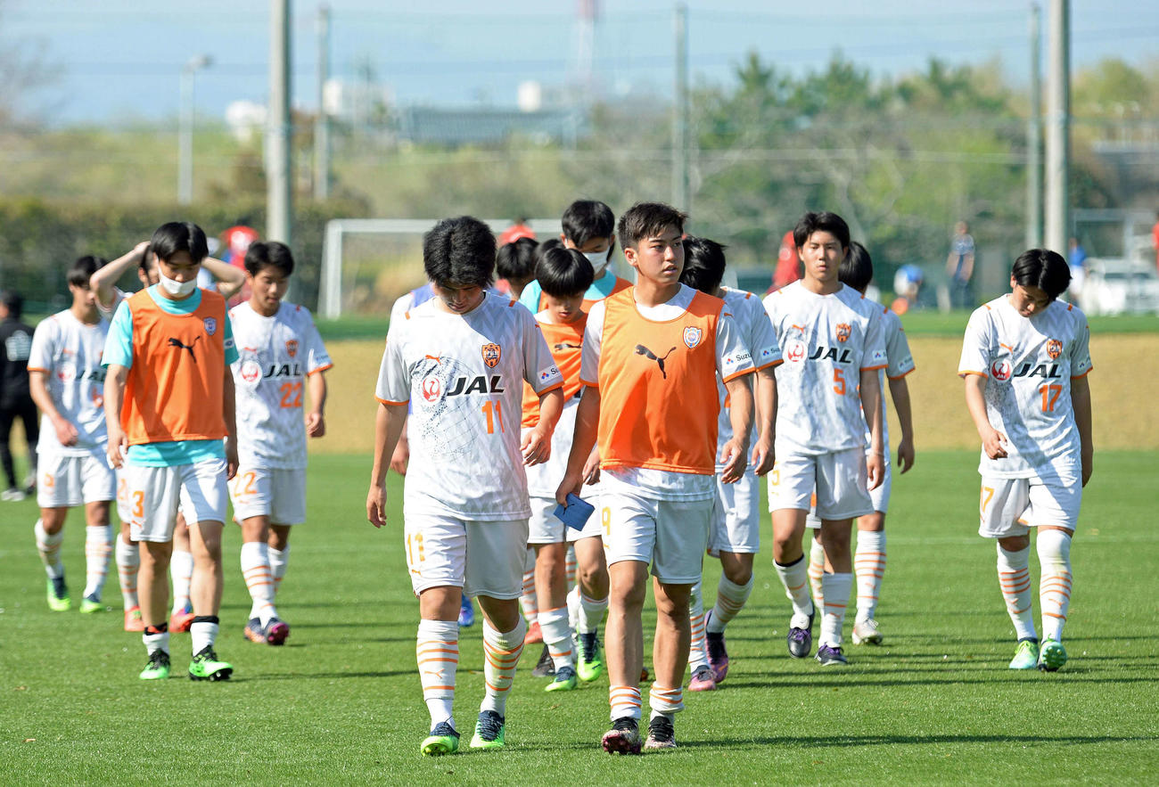 試合に敗れ、肩を落とす清水ユースの選手たち