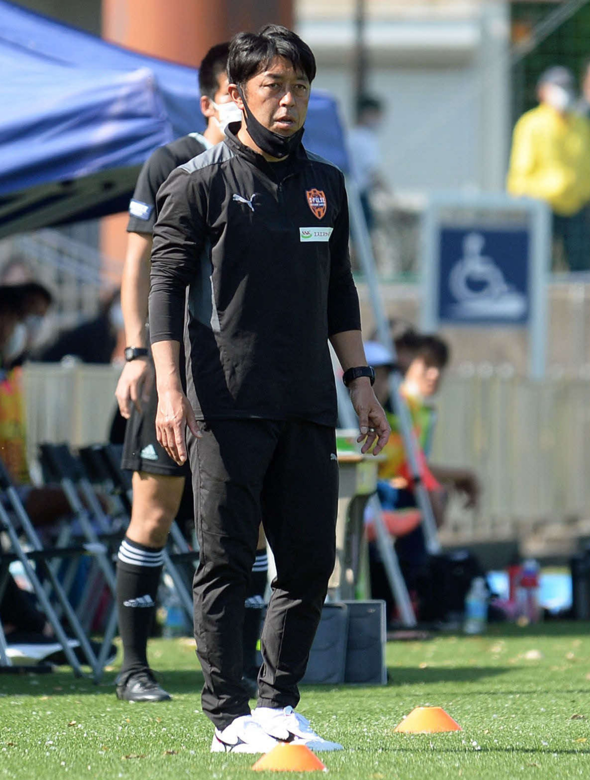 戦況を見つめる清水ユースの沢登監督