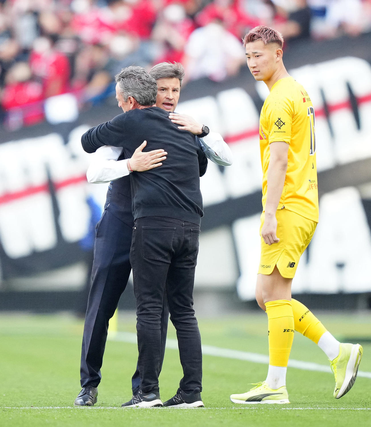 東京対浦和　試合後、あいさつを交わす東京アルベル監督（中央）と浦和ロドリゲス監督。右は東京GK波多野（撮影・江口和貴）