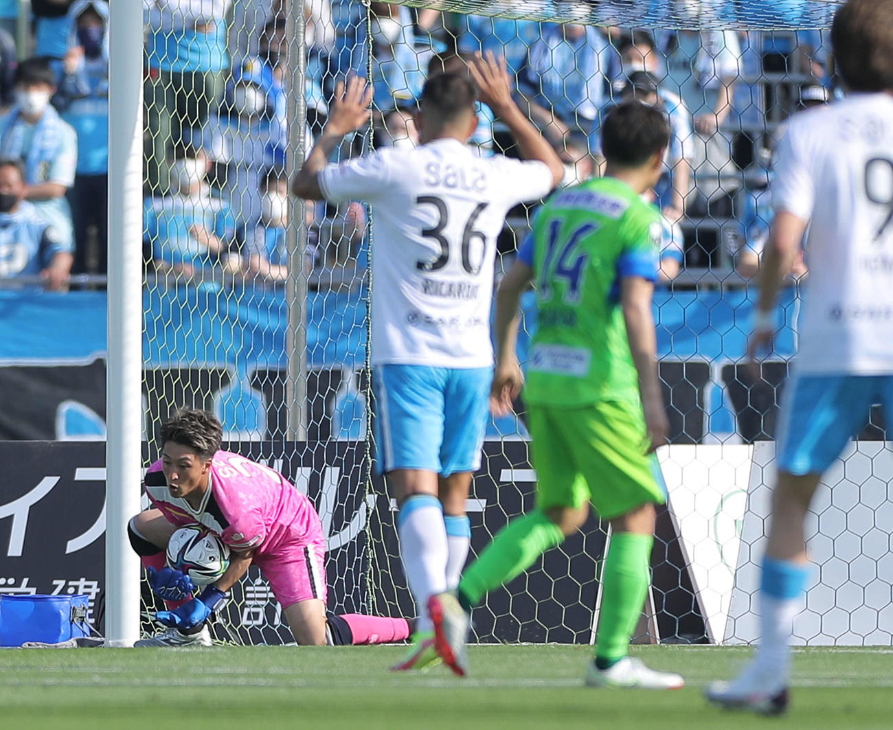 湘南対磐田　前半、シュートを止める磐田GK三浦（左）（撮影・河田真司）