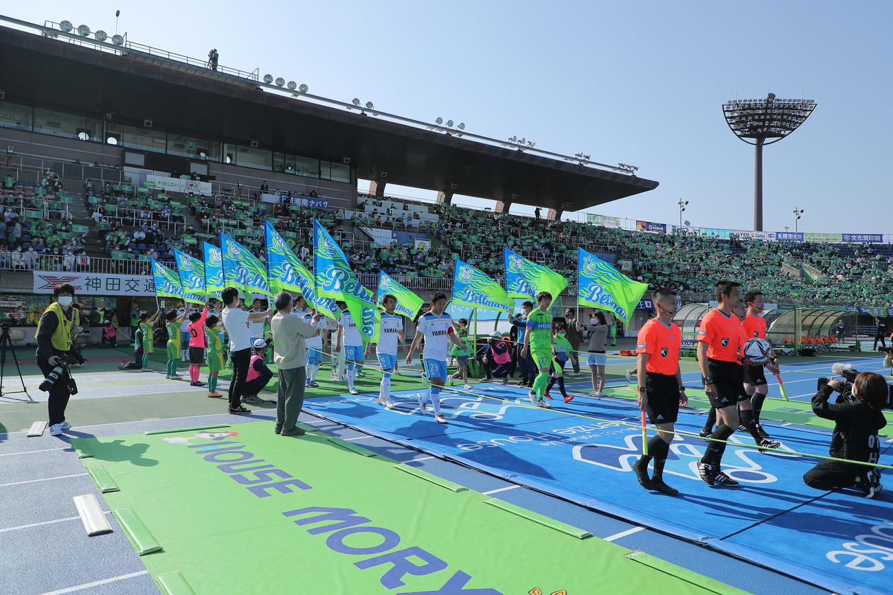 湘南対磐田　入場する両チーム（撮影・河田真司）