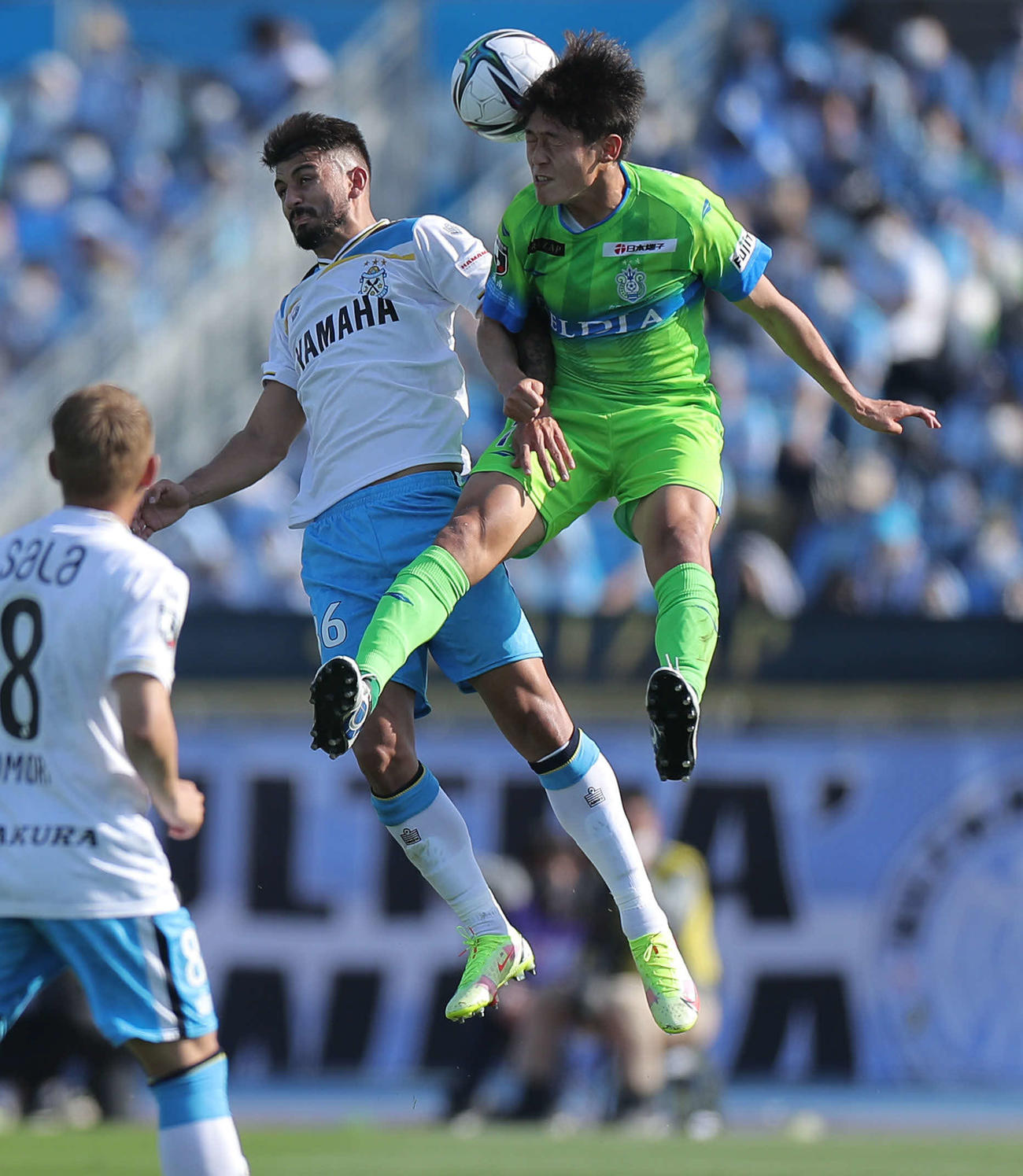湘南対磐田　前半、競り合う磐田グラッサ（左）と湘南大橋（撮影・河田真司）