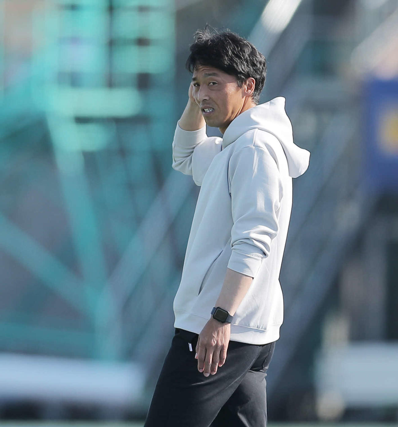 湘南対磐田　前半、戦況を見守る湘南山口監督（撮影・河田真司）