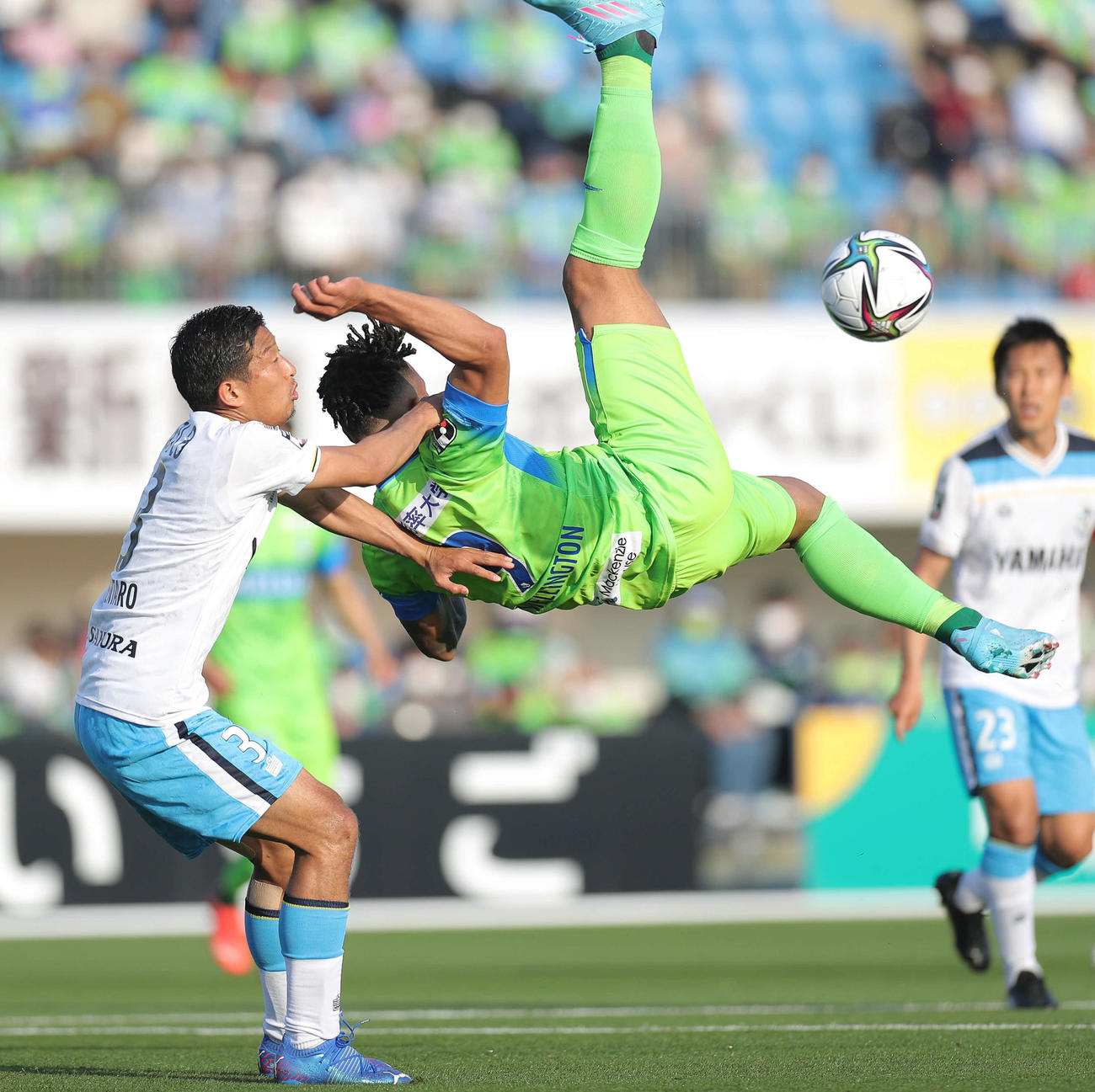 湘南対磐田　後半、オーバーヘッドでゴールを狙う湘南ウェリントン（右）（撮影・河田真司）