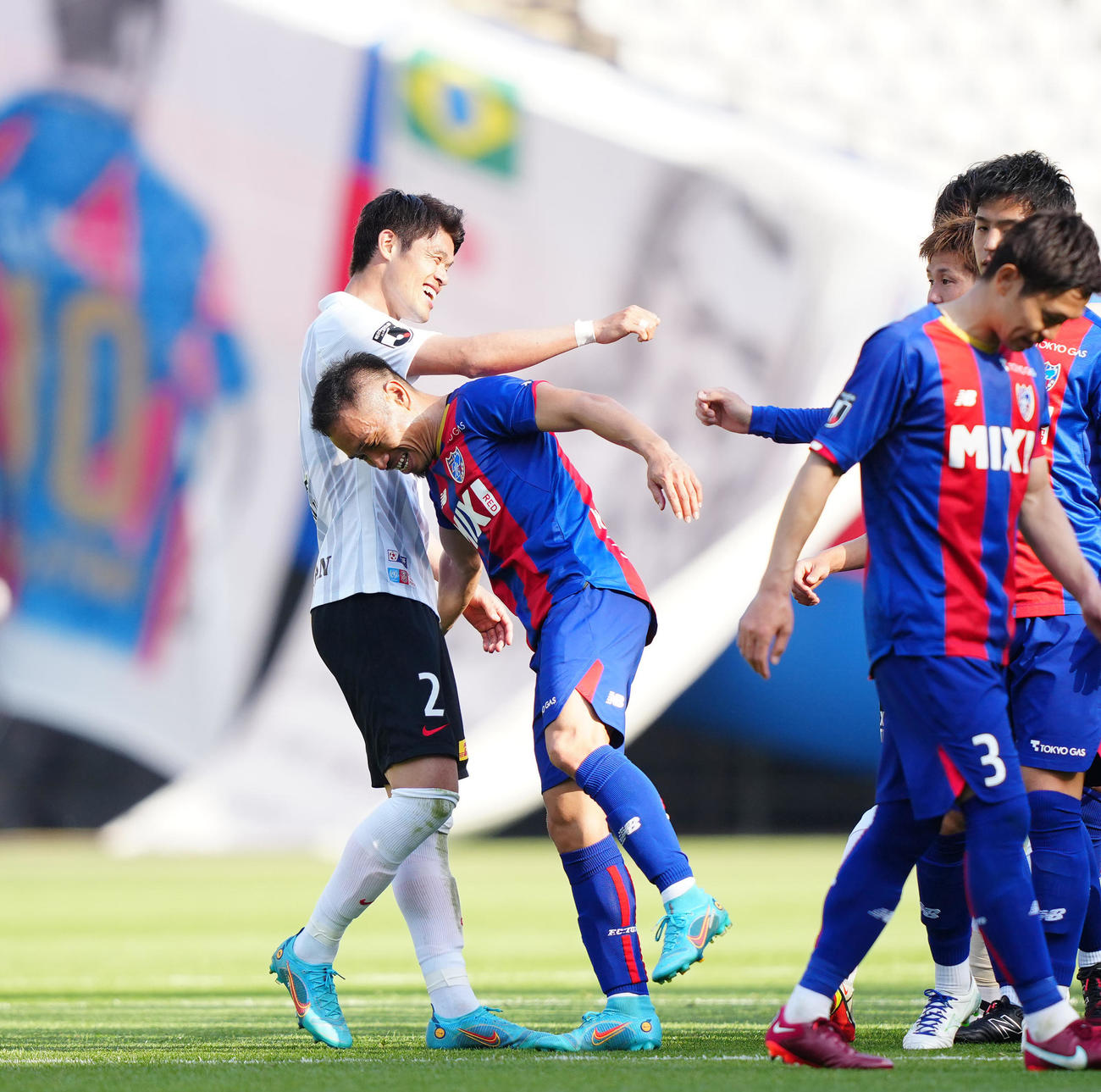 東京対浦和　試合後、あいさつを交わし笑顔を見せる東京長友（中央）と浦和酒井（撮影・江口和貴）