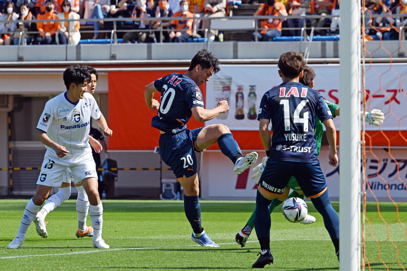 清水対G大阪　後半、ゴールを決める清水オ・セフン（左から3人目）（撮影・滝沢徹郎）