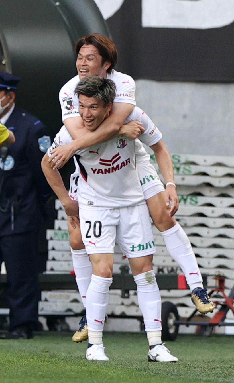 神戸対C大阪　前半、C大阪加藤（下）のゴールで喜ぶC大阪イレブン（撮影・上山淳一）