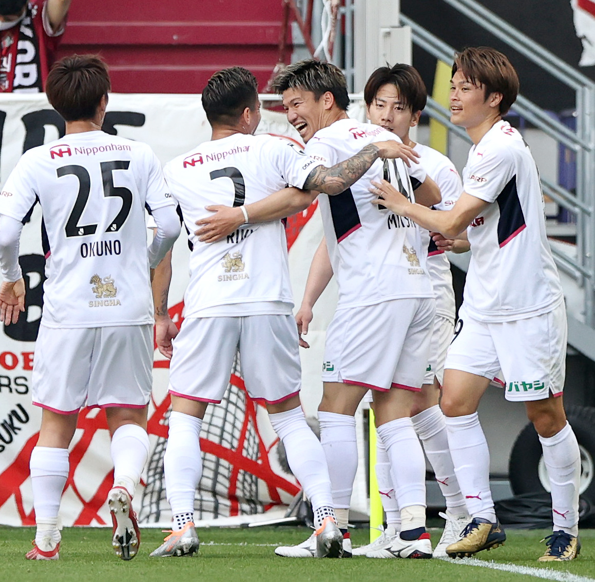 神戸対C大阪　前半、C大阪加藤（中央）のゴールで喜ぶC大阪イレブン（撮影・上山淳一）